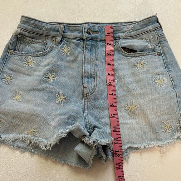 American Eagle Daisy Embroidered Denim Shorts Size 4 - Picture 6 of 8